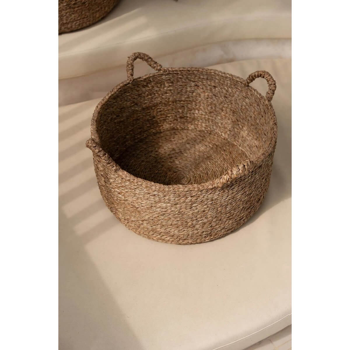 Binnenkant van de Cuatro Manos Mand Zeegras (S), ideaal voor het opbergen van speelgoed, handdoeken of als plantenmand.