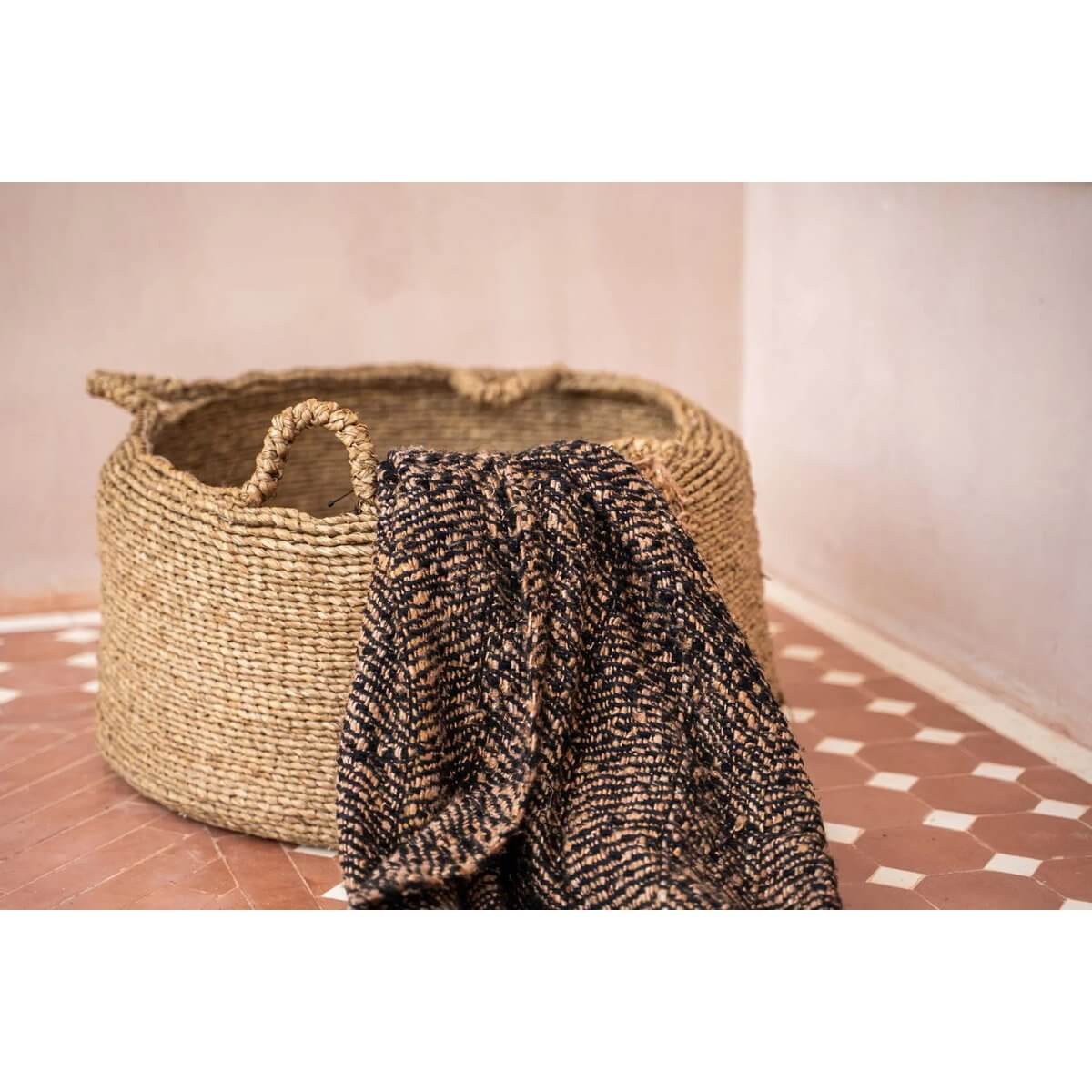 Zeegras mand met een Marokkaanse deken, perfect voor een boho stijl woonkamer of slaapkamer, met stevige handvatten voor eenvoudig verplaatsen.
