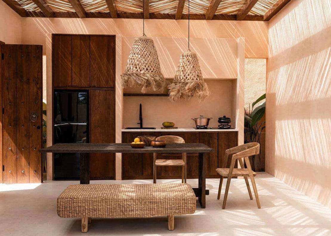 Boho hanglamp in een interieur met houten accenten – handgeweven abaca lamp voor een warme uitstraling