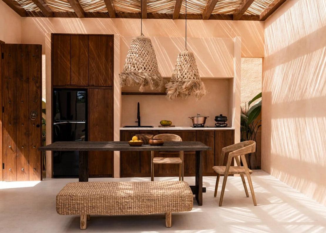 Boho hanglamp in een interieur met houten accenten – handgeweven abaca lamp voor een warme uitstraling