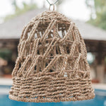  Natuurlijke Ibiza hanglamp van zeegras, voegt een speelse en tropische sfeer toe aan je interieur of buitenruimte.