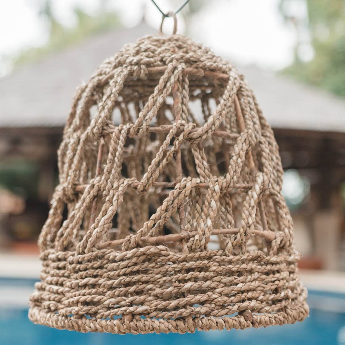  Natuurlijke Ibiza hanglamp van zeegras, voegt een speelse en tropische sfeer toe aan je interieur of buitenruimte.