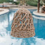 Ibiza lamp van zeegras met een tropische uitstraling, gehangen boven een zwembad, geschikt voor overdekte buitenruimtes.