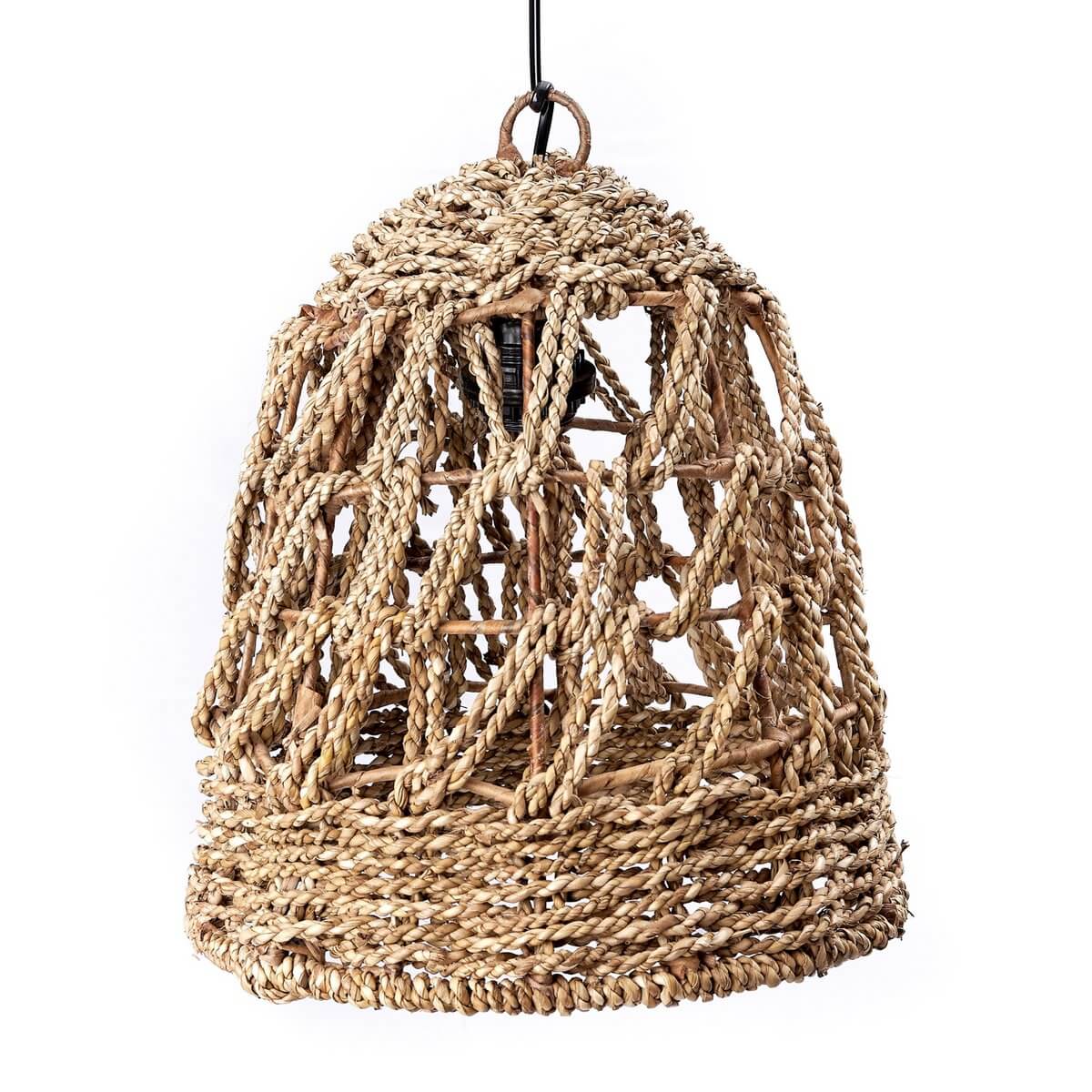 Handgemaakte Ibiza lamp van zeegras met gevlochten ontwerp, perfect voor een bohemian stijl interieur.