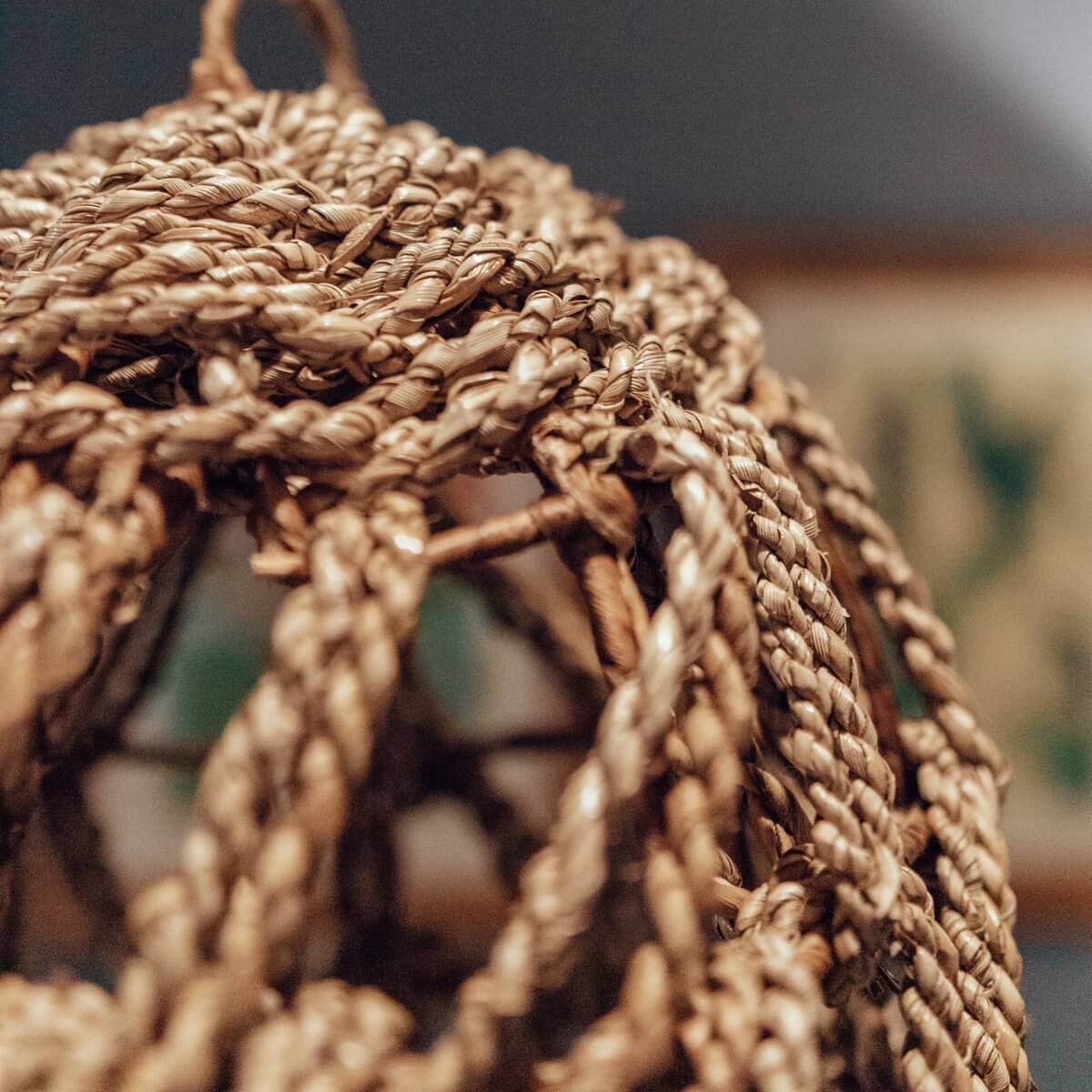  Ibiza hanglamp van zeegras met een gedetailleerd gevlochten ontwerp, geschikt voor het toevoegen van bohemian flair aan je interieur.