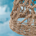 Detailfoto van de Ibiza lamp van zeegras, laat de unieke textuur en ambachtelijke afwerking zien.