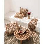 Karima Deken - Handgeweven Marokkaanse Deken in Bohemian Lounge Setting met Kussens en Rotan Decoratie