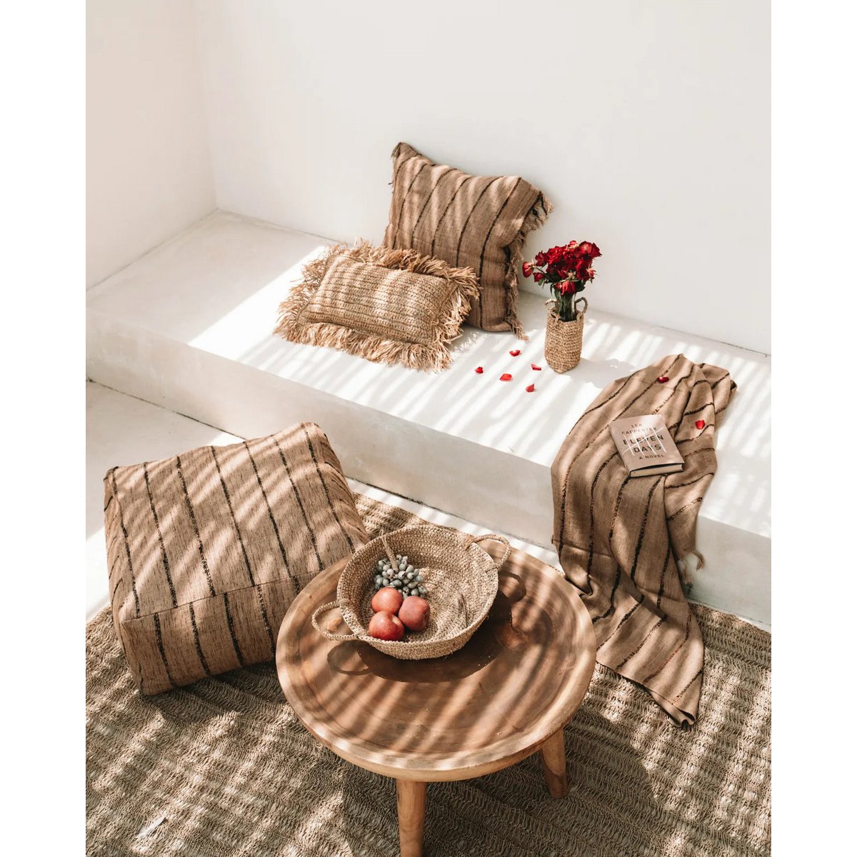 Karima Deken - Handgeweven Marokkaanse Deken in Bohemian Lounge Setting met Kussens en Rotan Decoratie
