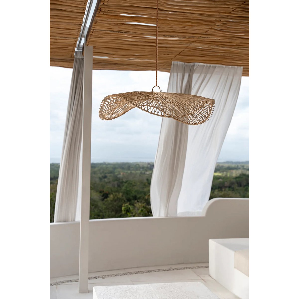 Loom Rotan Hanglamp onder een overkapping, ideaal voor het creëren van een rustieke en sfeervolle buitenruimte.