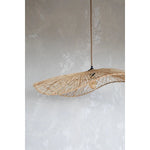  Loom Rotan Hanglamp in een tropische buitenruimte, ideaal voor het creëren van een ontspannen, natuurlijke sfeer.