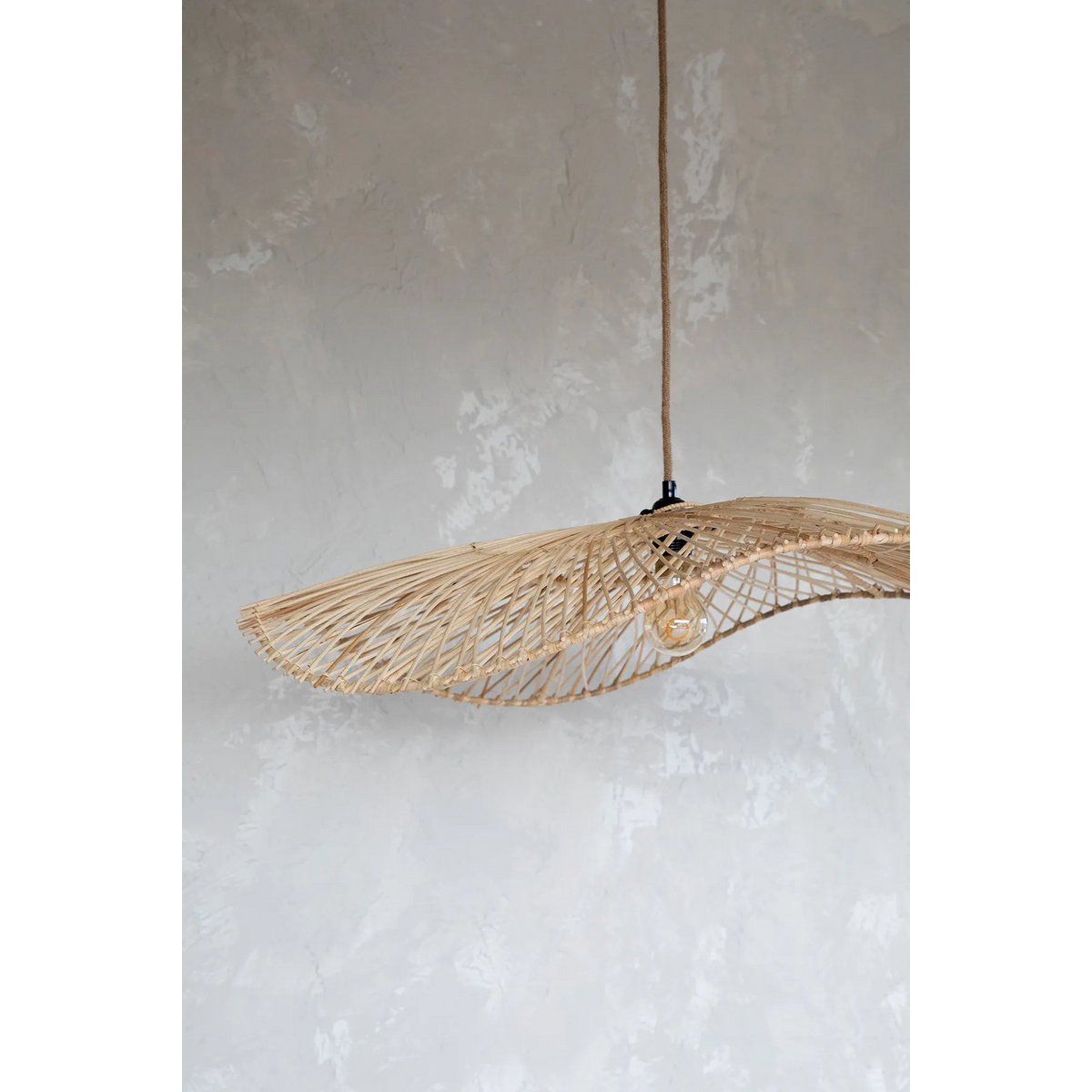  Loom Rotan Hanglamp in een tropische buitenruimte, ideaal voor het creëren van een ontspannen, natuurlijke sfeer.