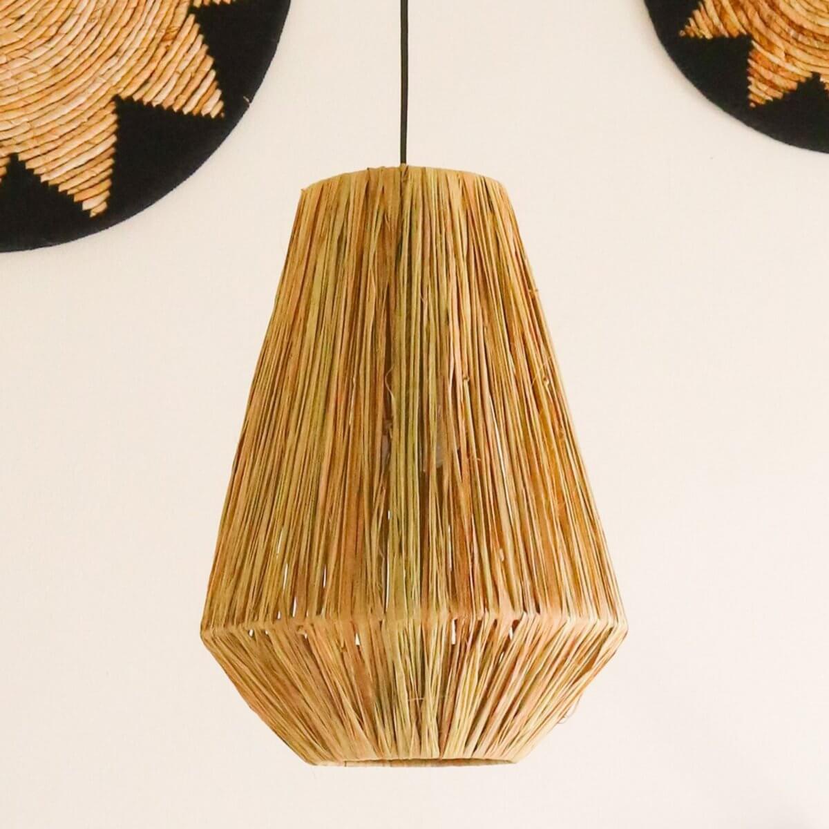 Handgemaakte Saru boho lampenkap, ontworpen van natuurlijke raffia voor een warme en gezellige uitstraling