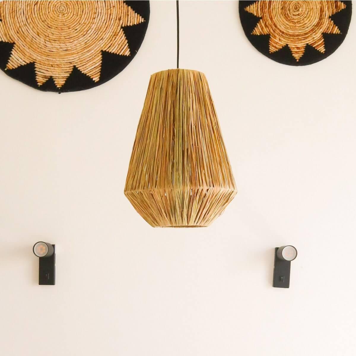 De Saru boho lampenkap in een tropische woonkamer, een unieke decoratie die sfeervol licht werpt.