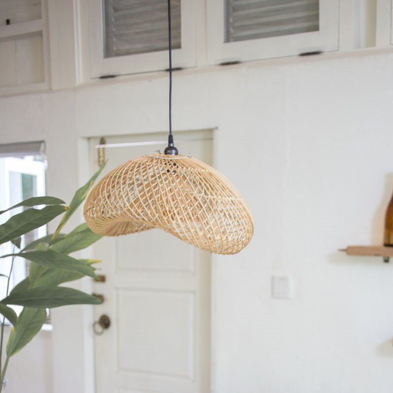 Handgemaakte rotan hanglamp Aruna met organische vorm, gemaakt op Bali