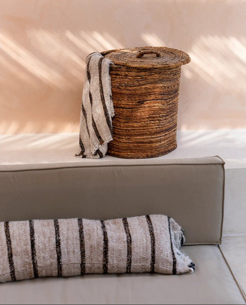 Batul Mand maat L in bohemian interieurstijl, met natuurlijke lichte achtergrond en decoratief textiel