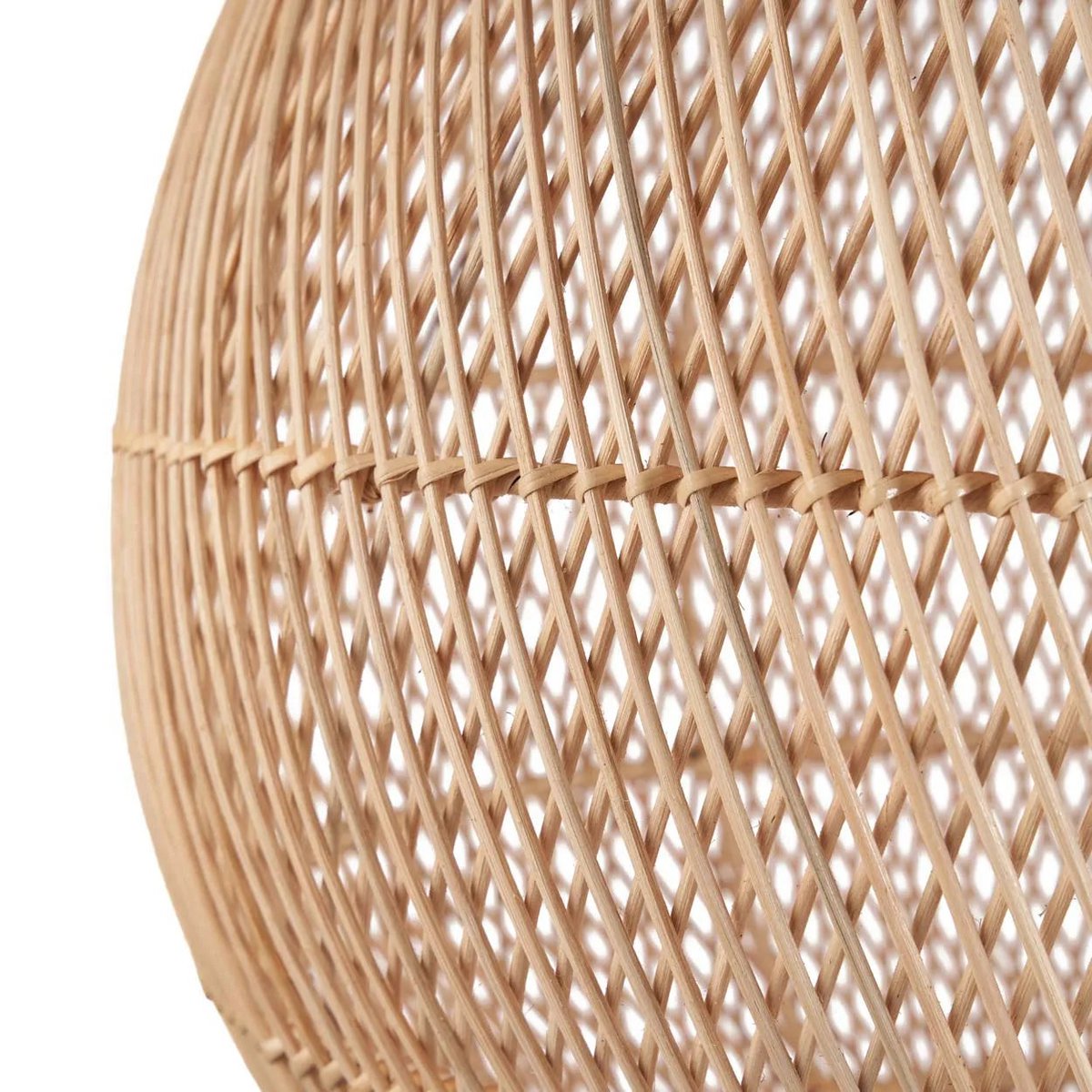 Detailfoto van handgevlochten rotan structuur van de Ibiza Bubble hanglamp, authentiek bohemian design