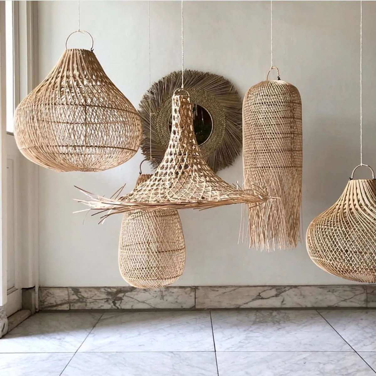 Handgemaakte bohemian rotan hanglampen in natuurlijke stijl, perfect voor een warm en sfeervol interieur.