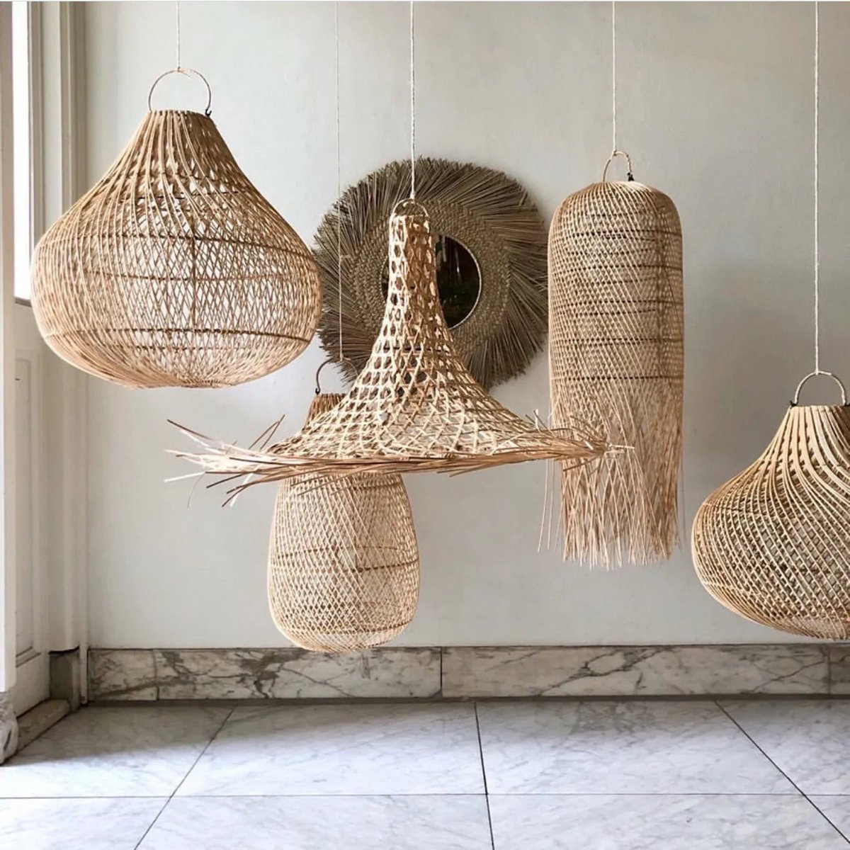 Handgemaakte bohemian rotan hanglampen in natuurlijke stijl, perfect voor een warm en sfeervol interieur.