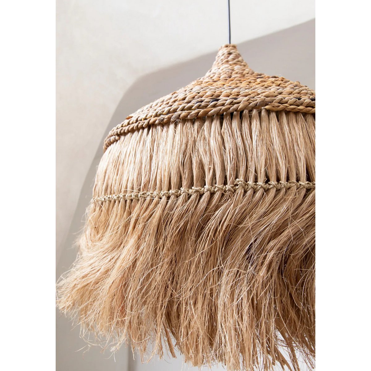 Detail van de Boho hanglamp Abaca Bali naturel met handgeweven structuur en natuurlijke uitstraling.