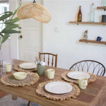 Boho hanglamp van rotan boven een houten eettafel voor een sfeervol interieur