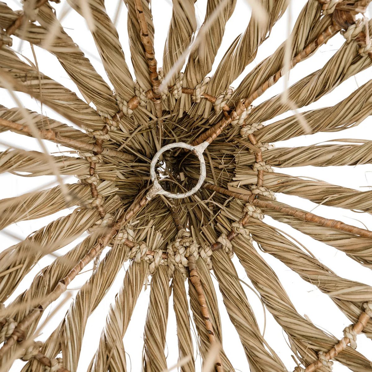 Binnenkant van boho hanglamp Maraluna met fittinghouder, handgemaakt van natuurlijk gras