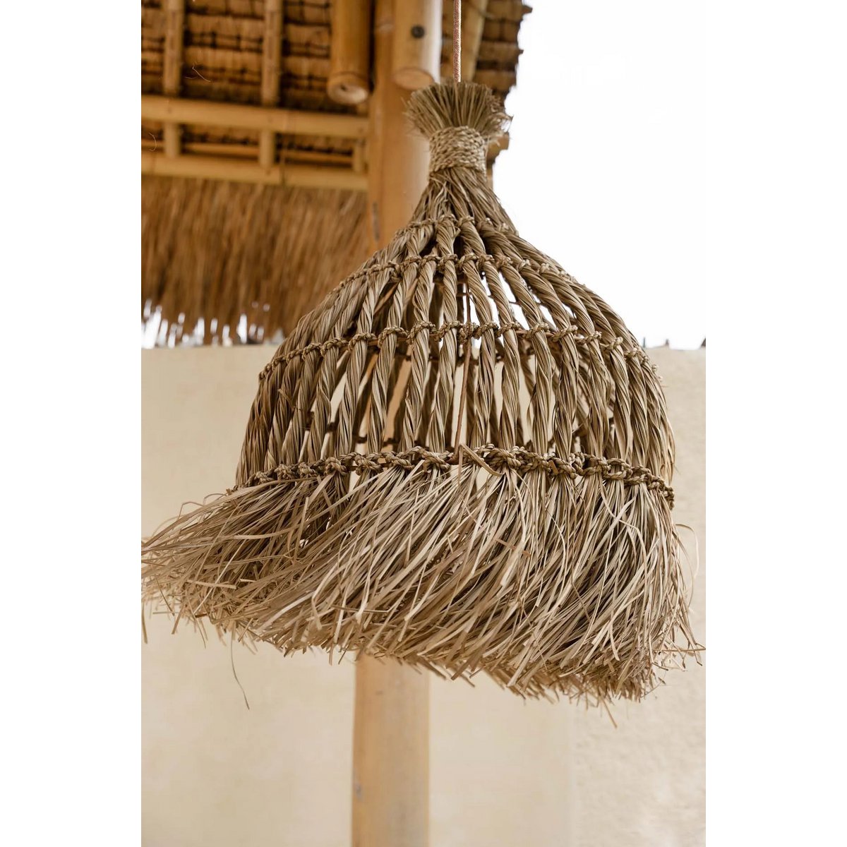 Boho hanglamp Maraluna van mendonggras in overdekte buitenruimte met tropisch karakter