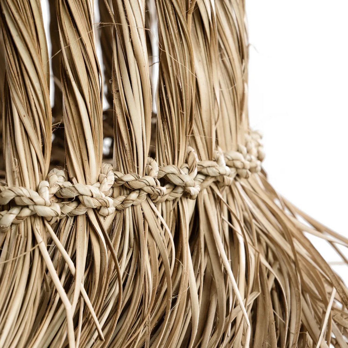 Close-up van het handgevlochten vlechtwerk van de Maraluna boho hanglamp van mendonggras