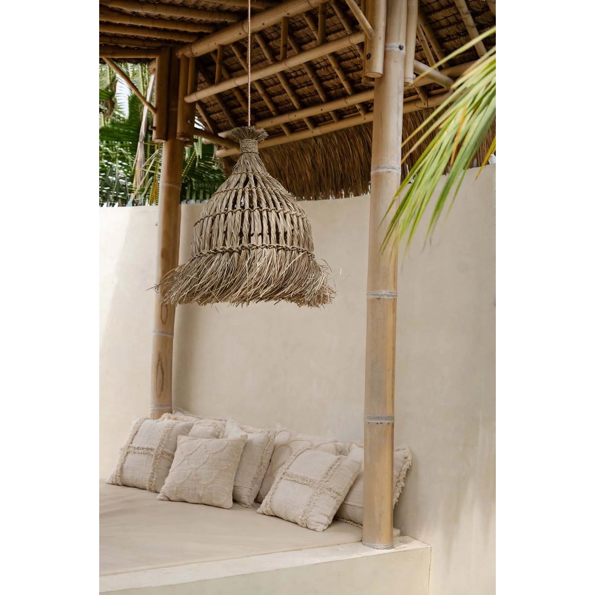Boho hanglamp Maraluna boven zithoek, handgemaakt van natuurlijk mendonggras en waterhyacint