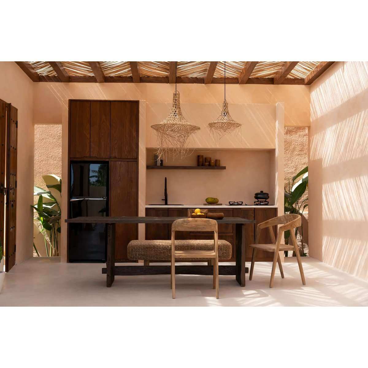 Rotan hanglampen Cala Mar in een sfeervolle boho buitenkeuken met houten meubelen en natuurlijk lichtinval – Ibiza stijl.