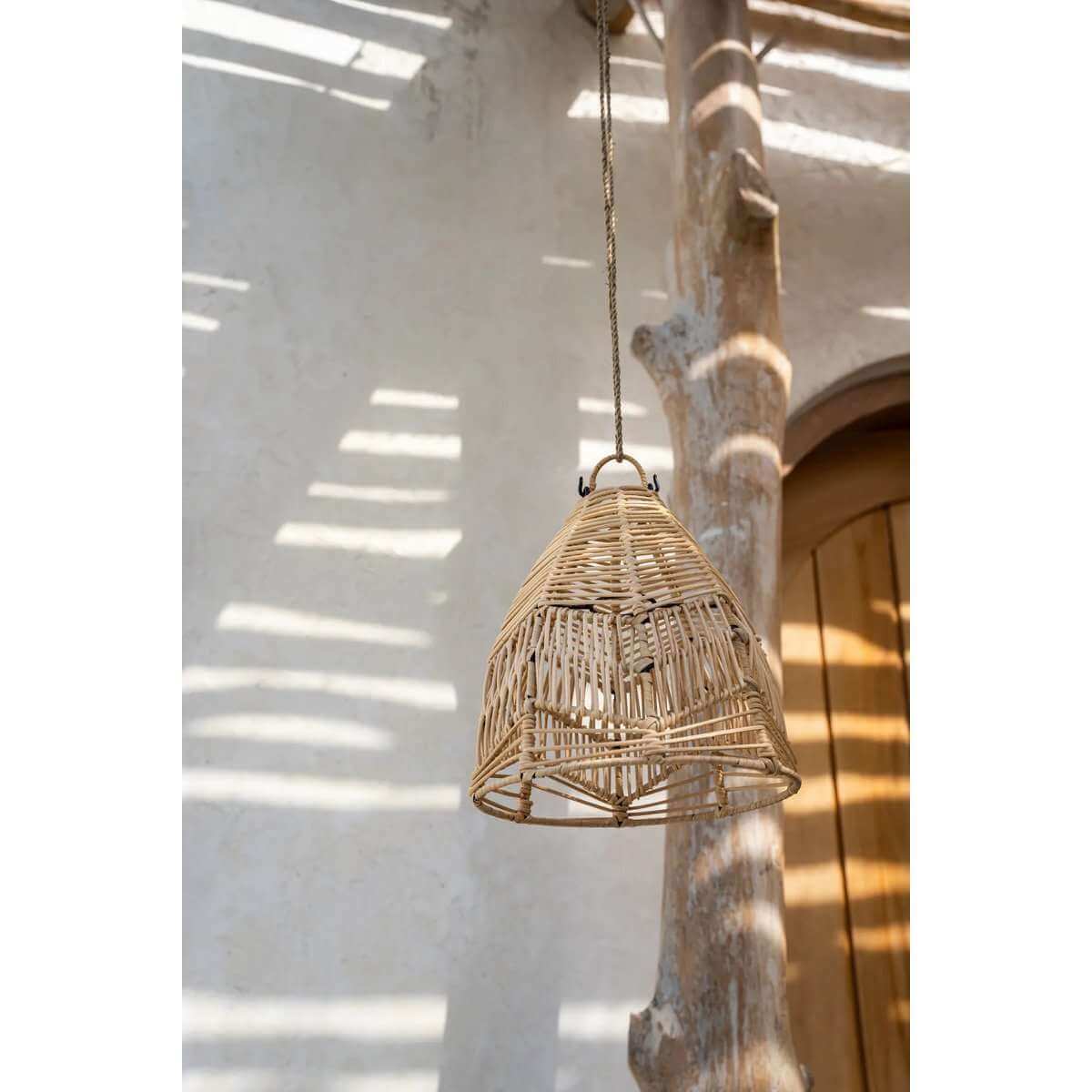 Bohemian Ibiza hanglamp rotan Bulu Ayu in buitenruimte