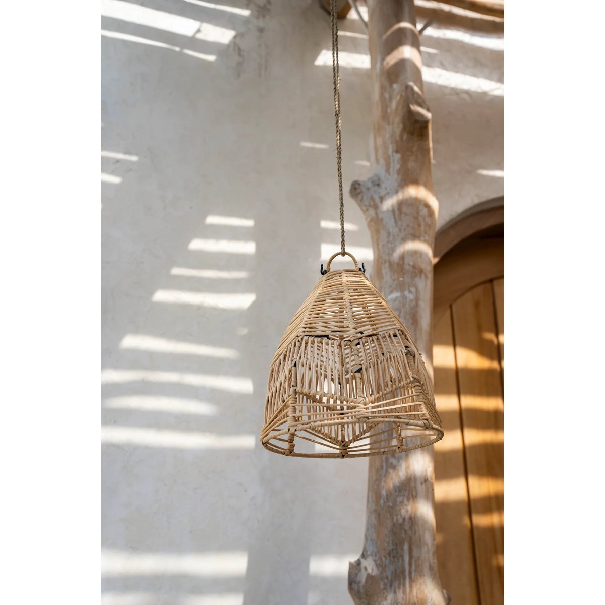 Bohemian Ibiza hanglamp rotan Bulu Ayu in buitenruimte