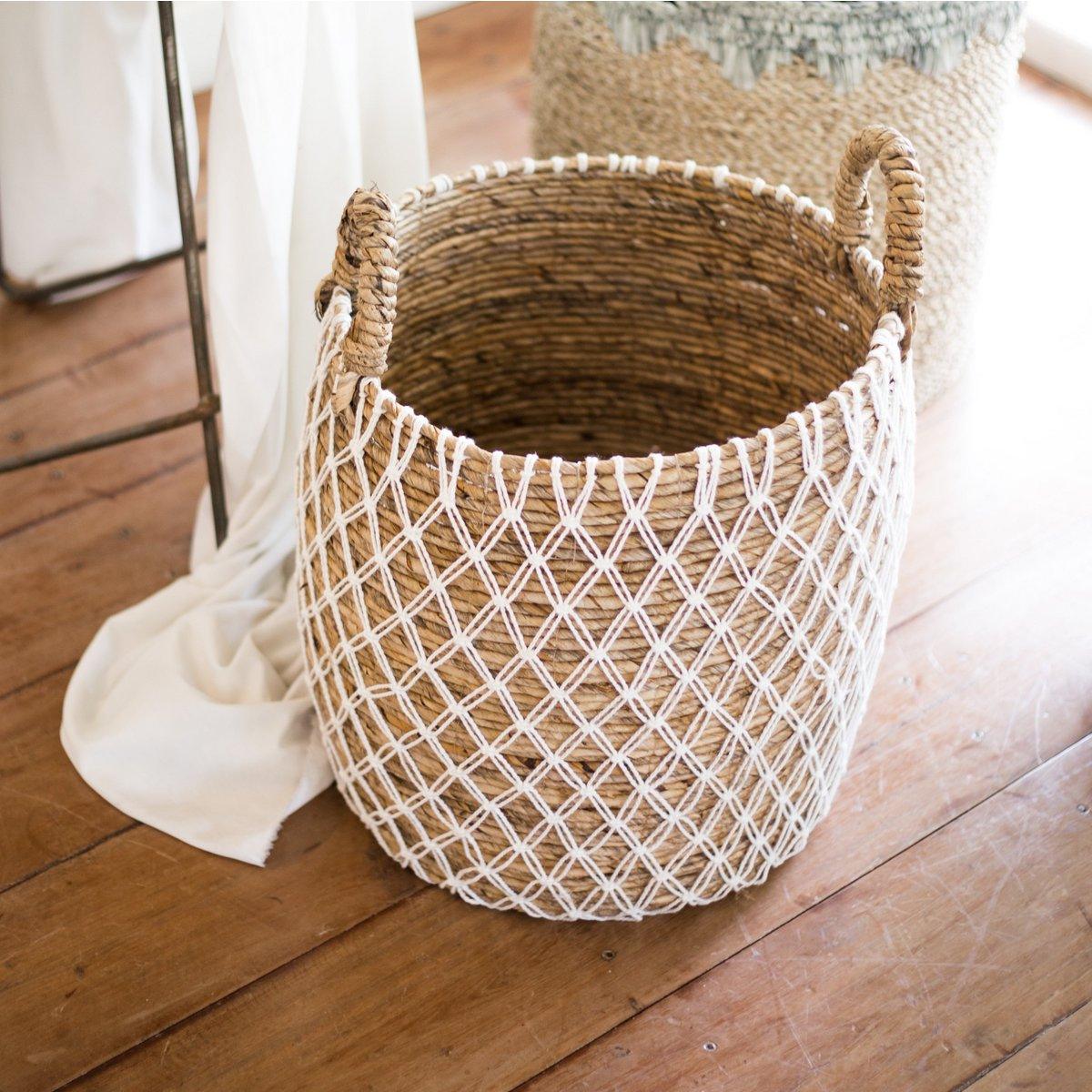 Bumi Mand van bananenvezel met wit patroon, sfeervol gestyled in een lichte kamer met houten vloer en linnen doek.