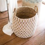 Bumi Mand van bananenvezel met wit patroon, sfeervol gestyled in een lichte kamer met houten vloer en linnen doek.