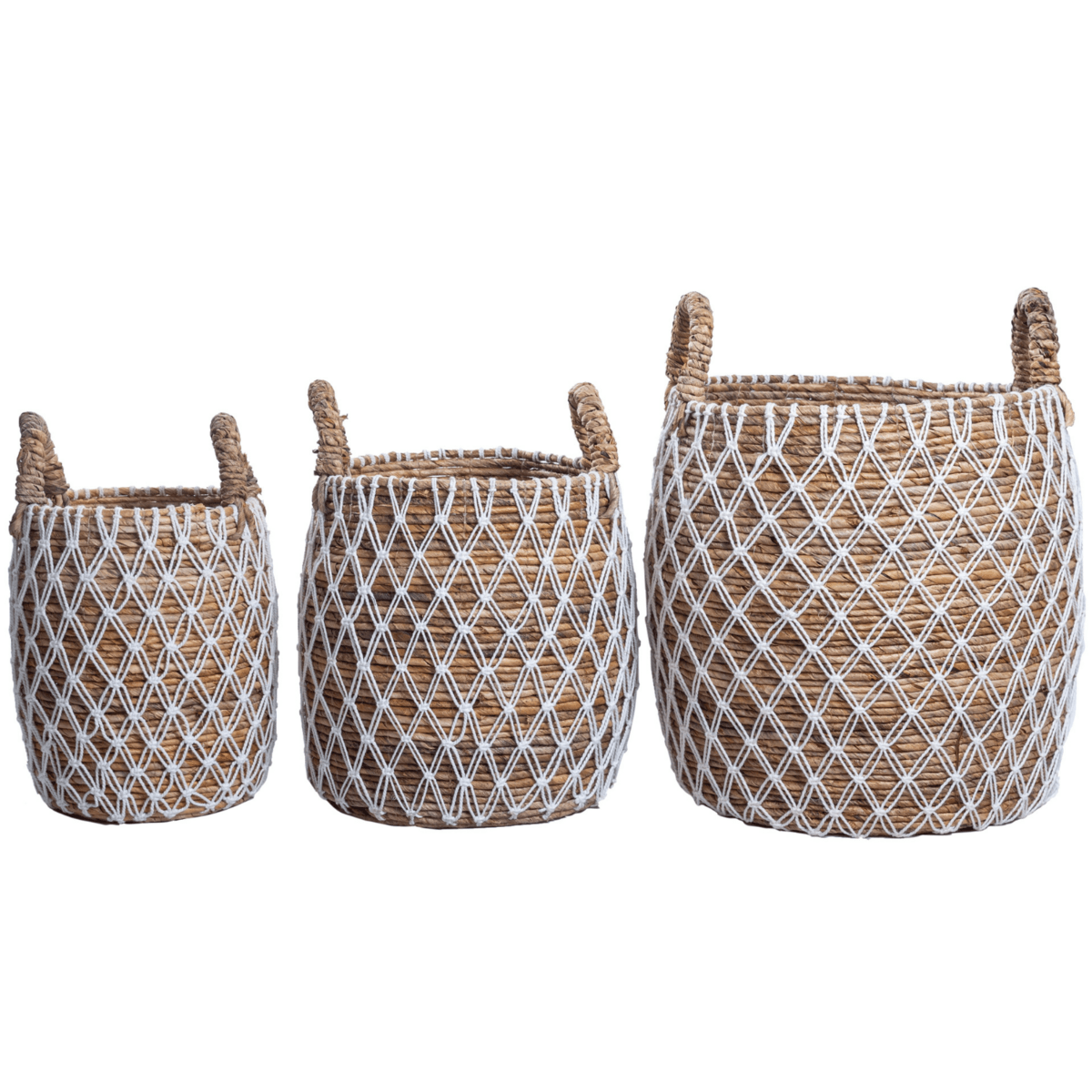 Set van drie Bumi Manden in small, medium en large, handgemaakt van bananenvezel met wit patroon, op witte achtergrond.