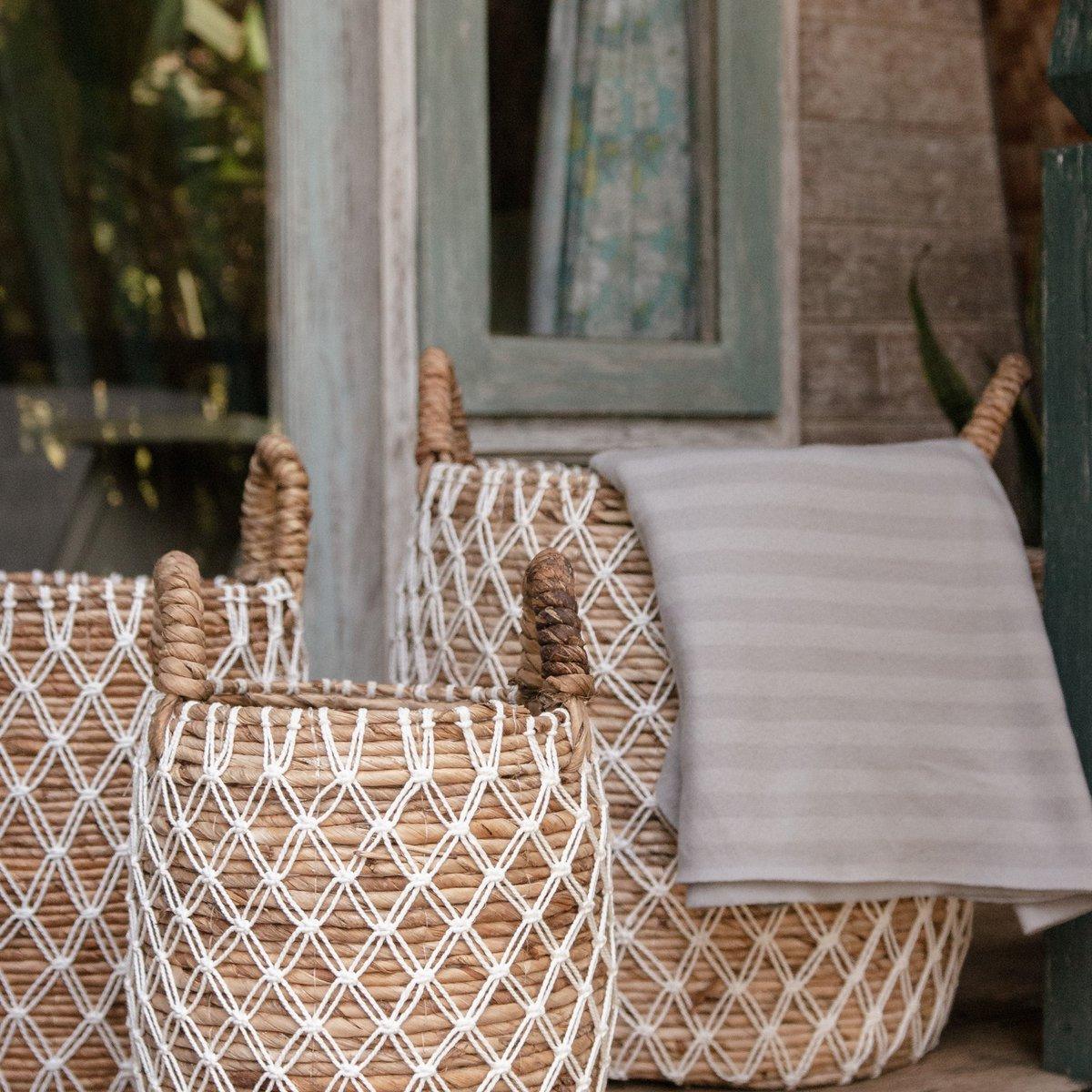 Set van Bumi Manden van bananenvezel op een veranda, boho gestyled met een zachte deken voor een warme en natuurlijke sfeer.