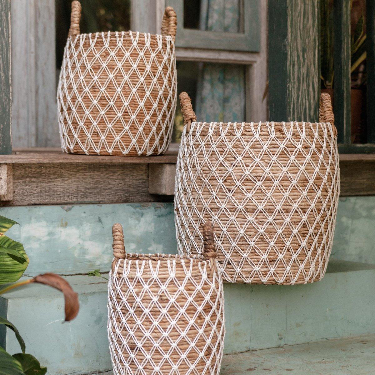 Set van drie Bumi Manden in boho stijl, handgemaakt van bananenvezel, sfeervol gestyled bij een houten veranda.