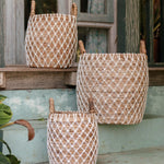 Set van drie Bumi Manden in boho stijl, handgemaakt van bananenvezel, sfeervol gestyled bij een houten veranda.