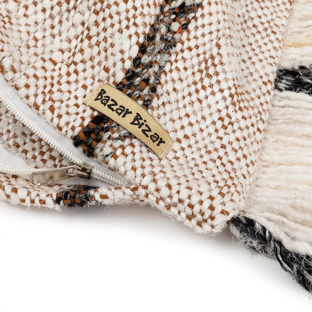 Detail van de Ibiza stripe kussenhoes met rits en handgeweven katoen in natuurlijke tinten