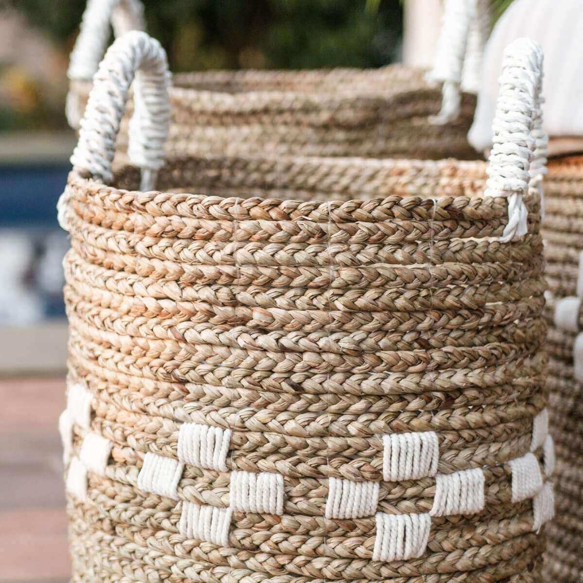 Detail van gevlochten zeegras en handvatten van wit koord