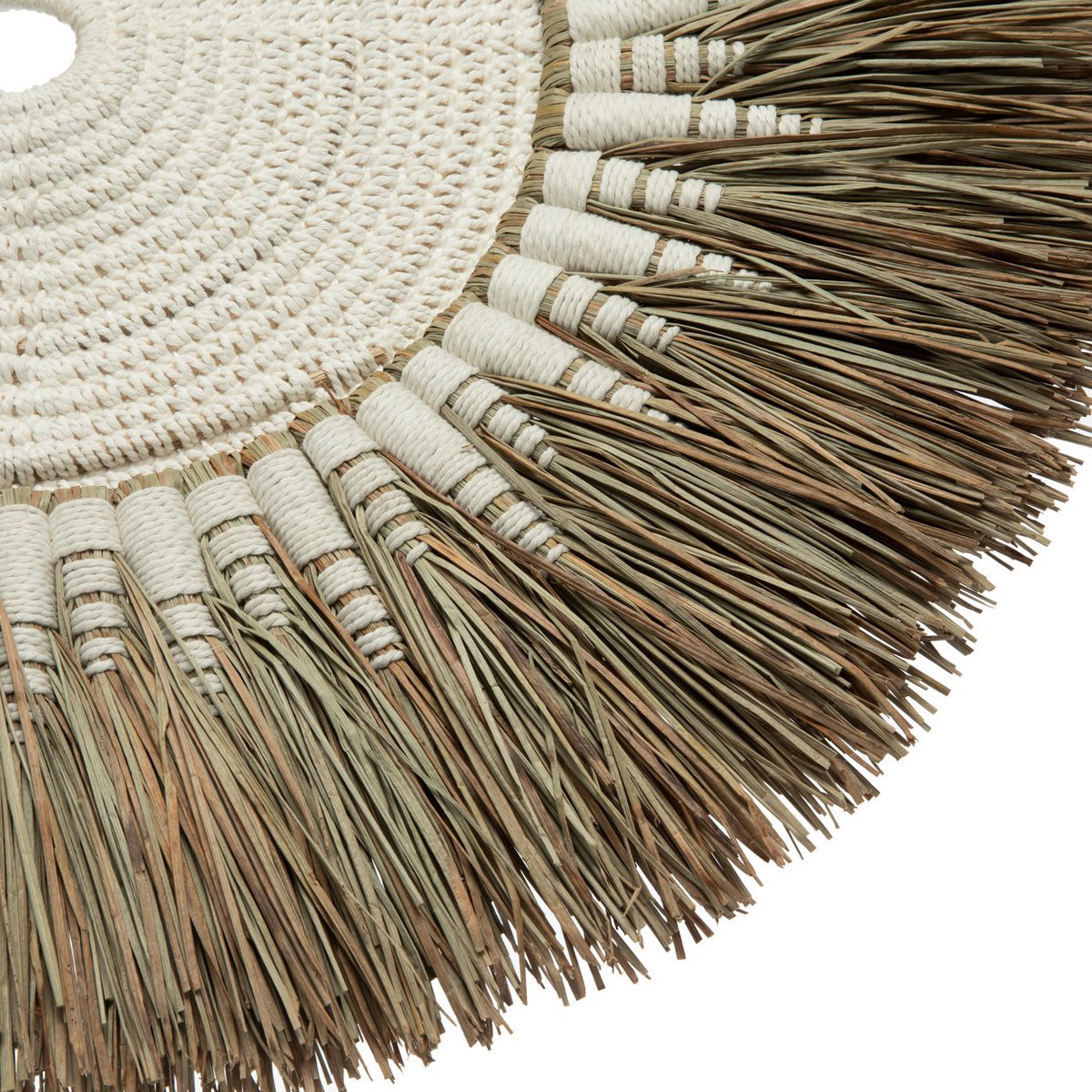 Close-up van de Soluna wanddecoratie met raffia en wit macramé, handgeweven detail