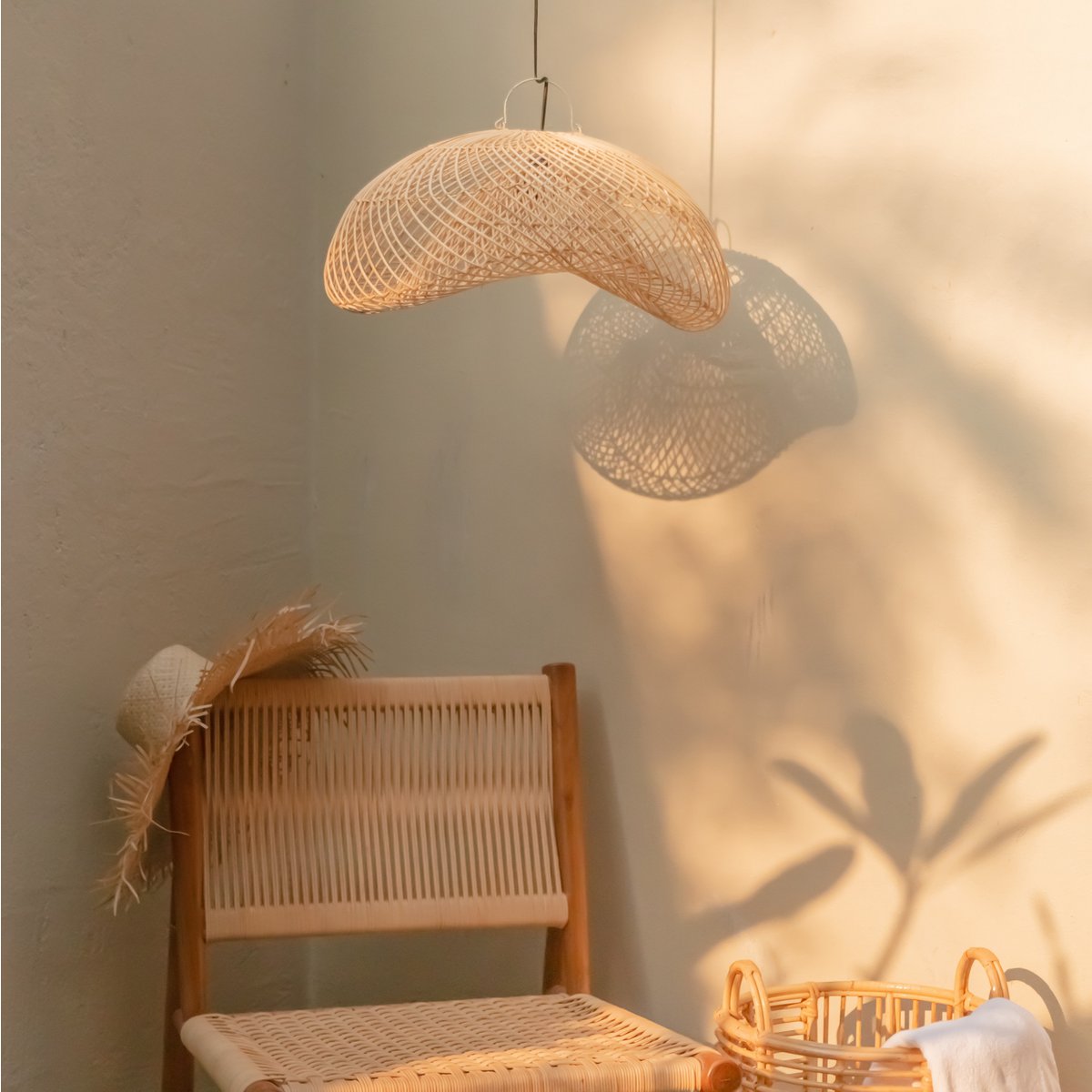 Close-up van ovale rotan lampenkap met warm lichtpatroon en natuurlijke uitstraling