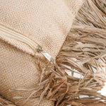 Detail van kussenhoes met ritssluiting en raffia franjes, close-up van de afwerking