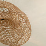 Gedetailleerde weving van duurzame rotan hanglamp, perfect voor een boho interieur