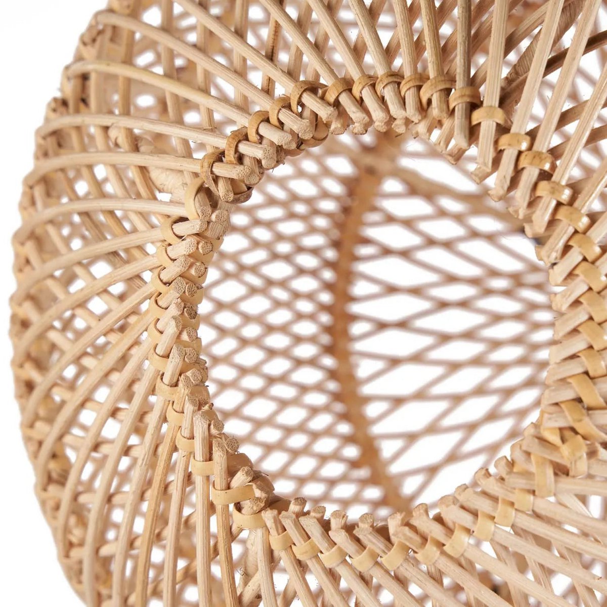 Detail van de handgeweven rotan opening van de Ibiza Bubble hanglamp maat M (45 cm), boho stijl