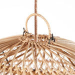 Detail van de ophanging en handgeweven rotan structuur van de Ibiza Bubble hanglamp maat M (45 cm)