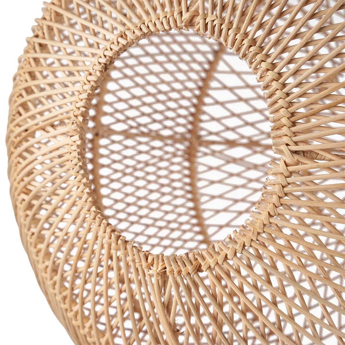 Detailfoto van de opening en handgeweven rotan structuur van de Ibiza Bubble hanglamp, bohemian design