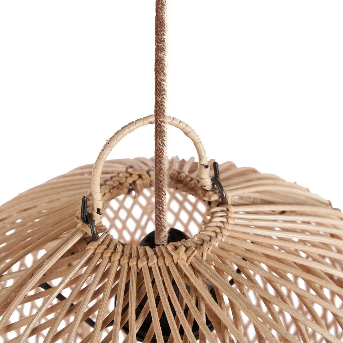 Detail van de ophanging en handgeweven rotan structuur van de Ibiza Bubble hanglamp, boho design