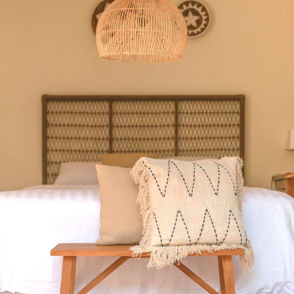Ibiza stijl kussenhoes met zwarte stiksels en franjes voor een boho chic interieur