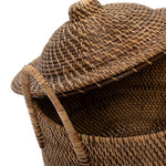 Detail van Java rotan mand met gevlochten handvat en bolvormige deksel