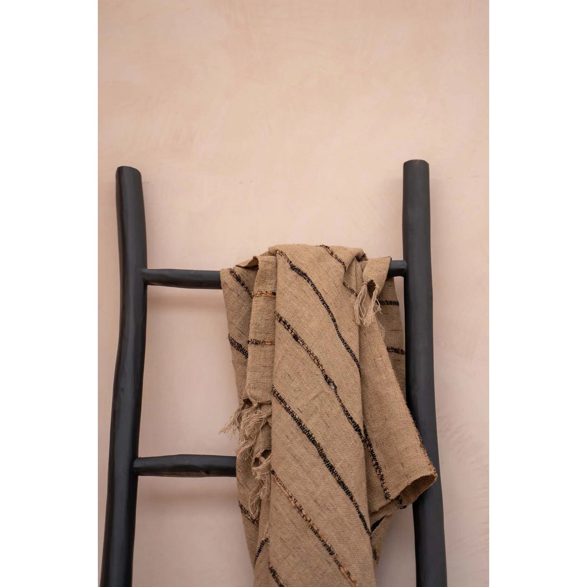 Karima Deken op Zwarte Ladder - Natuurlijke Bohemian Stijl Interieur